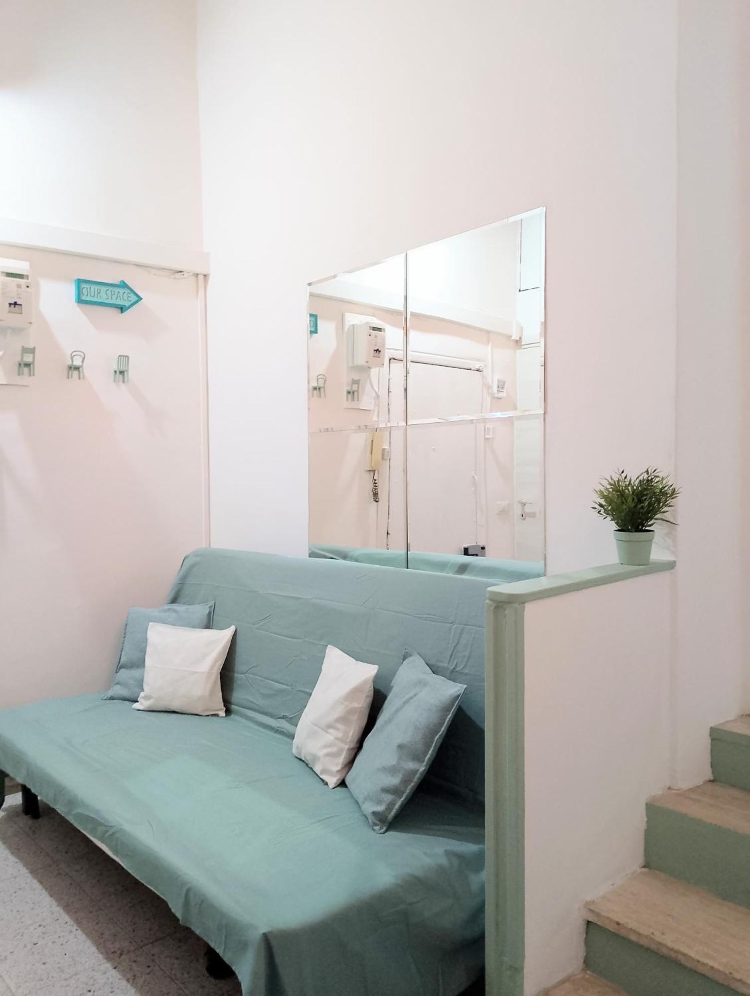 Apartment 23 Rom